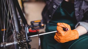 réparation de la transmission d'un vélo (crédits peoplecreations sur freepik)