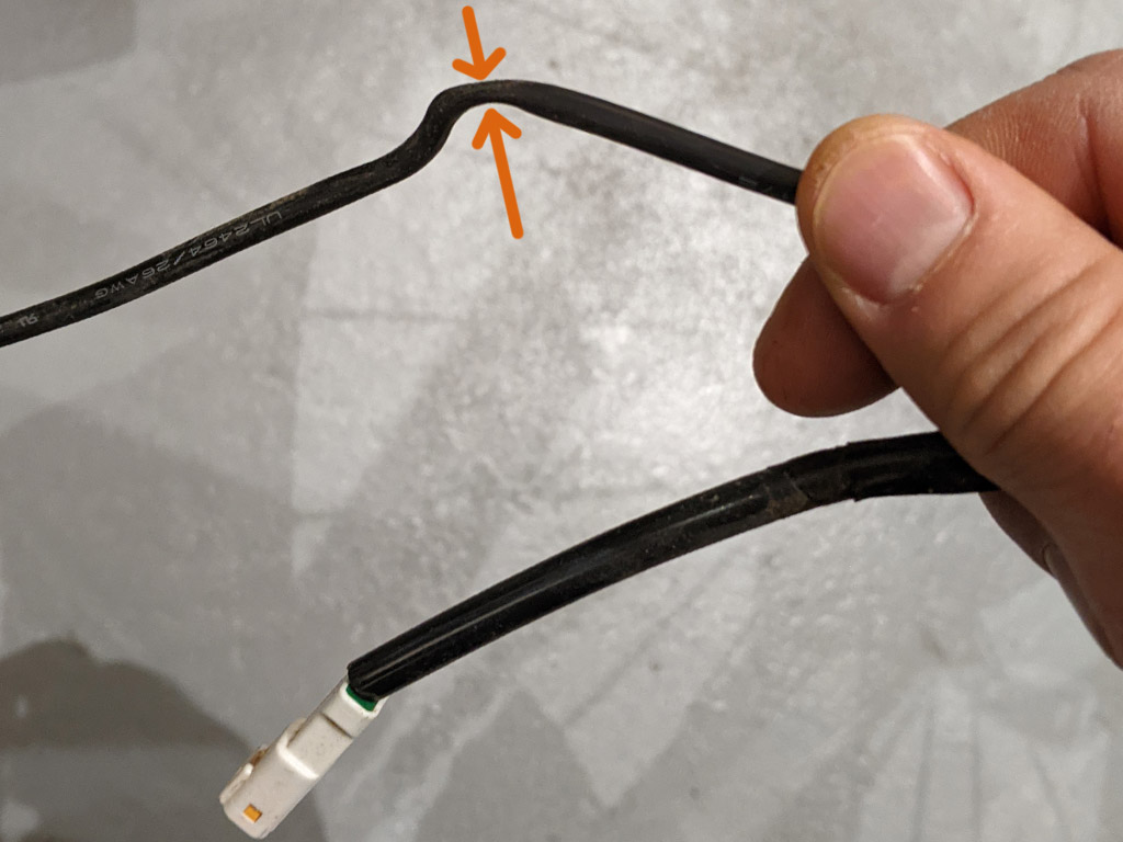 Câble du capteur de vitesse écrasé