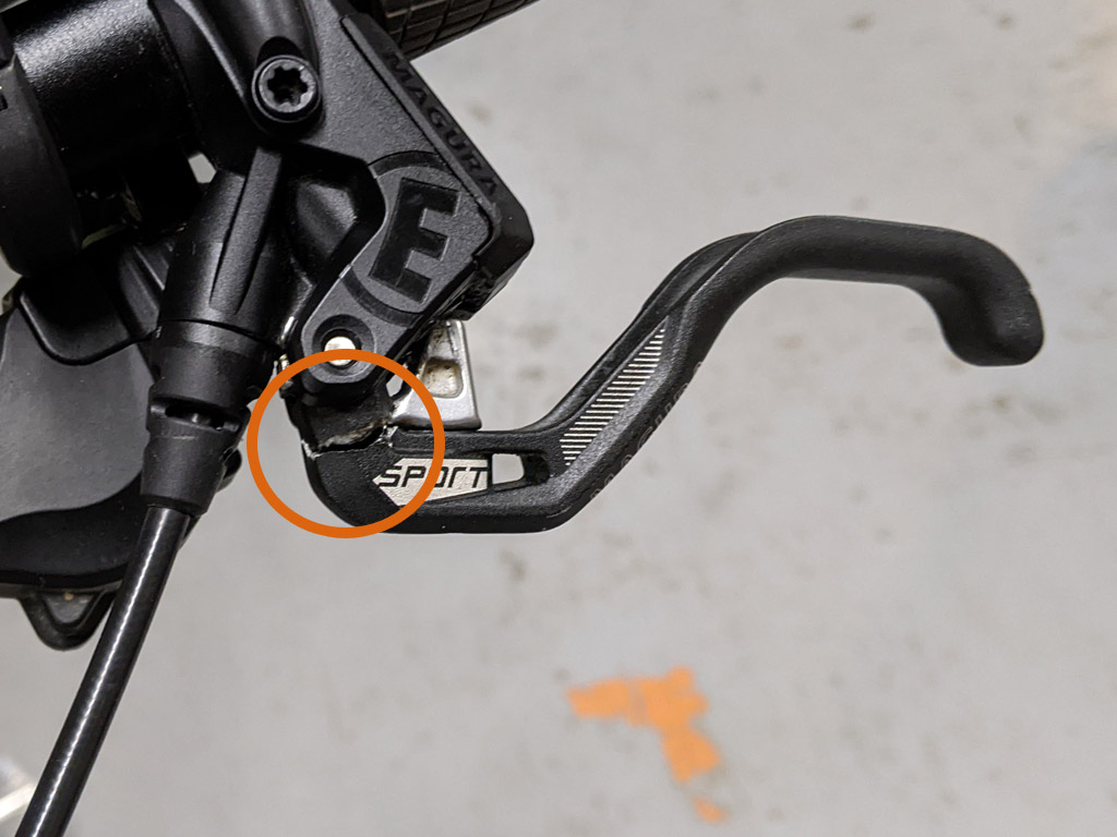 Levier de frein gauche cassé = danger !