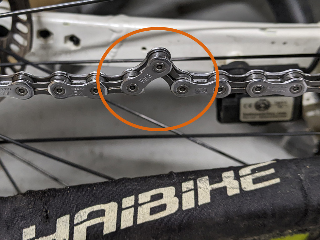 Mauvaise articulation de la chaîne à cause de maillons tordus