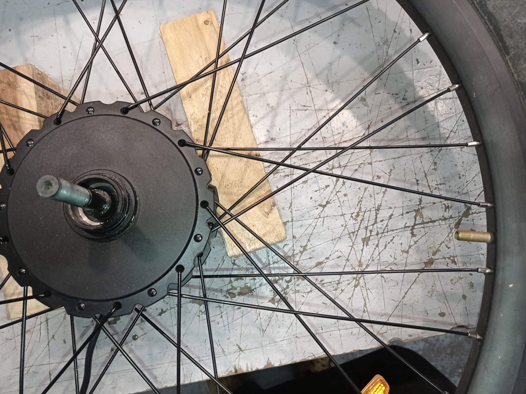 Avant de démonter la roue, on mémorise le type de rayonnage pour le reproduire sur la nouvelle roue.