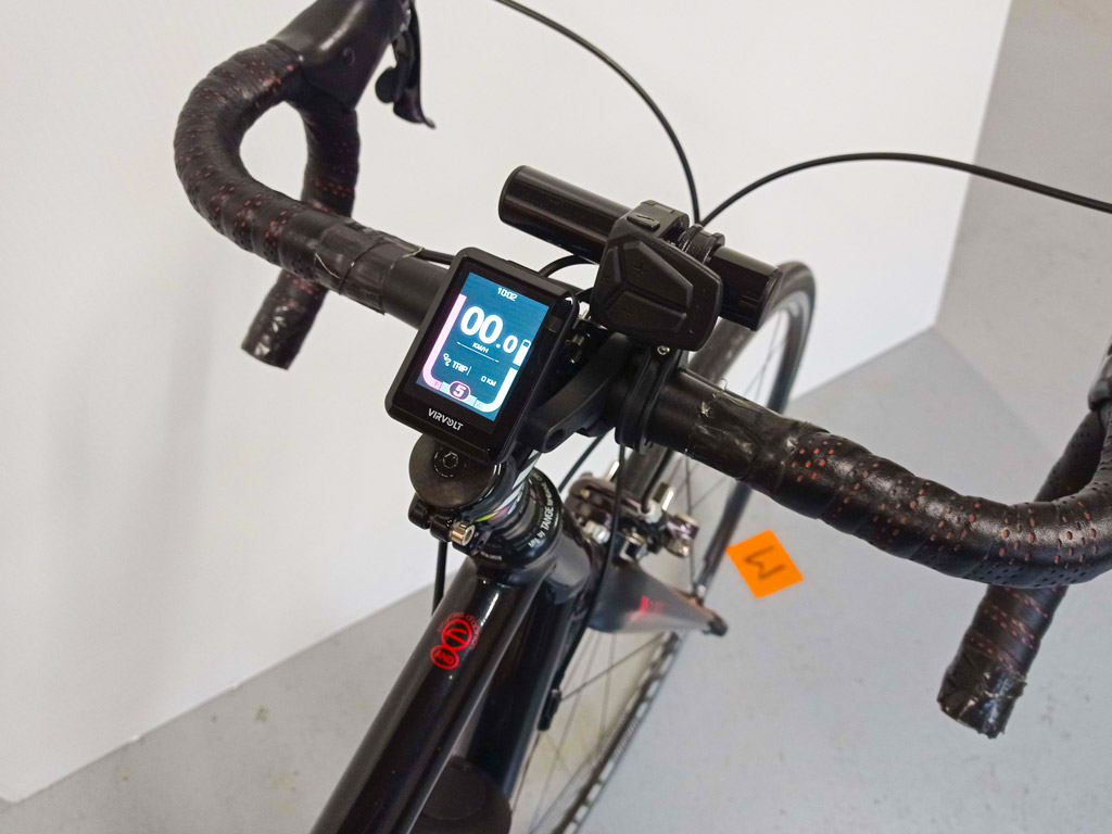 écran couleur Virvolt Horizon sur un cintre de vélo de route