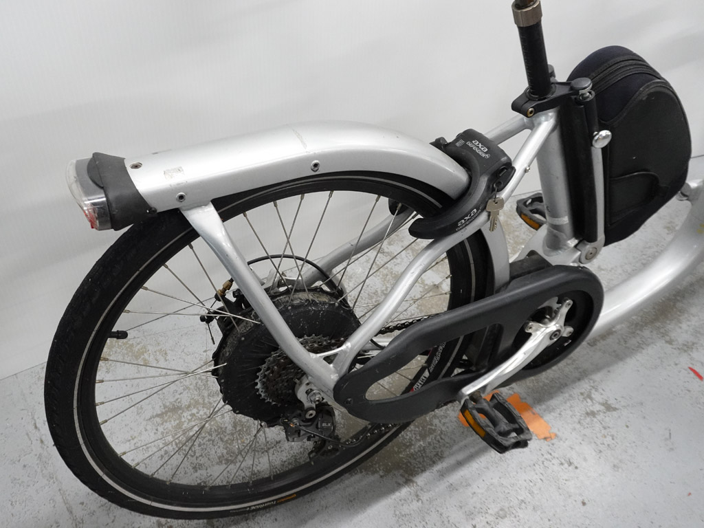Vélo électrique Matra i-Flow. Détail design avec le garde-boue intégré au cadre