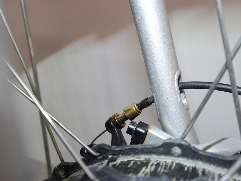 Vélo électrique Matra i-Flow. détail technique du câble de frein arrière qui passe au travers du cadre.