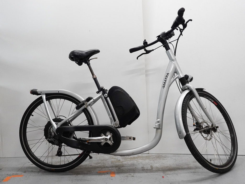 Vélo électrique Matra i-Flow, batterie relevée.
