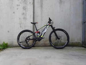 Remplacement rapide de la courroie Brose sur un VTT Fantic en Savoie