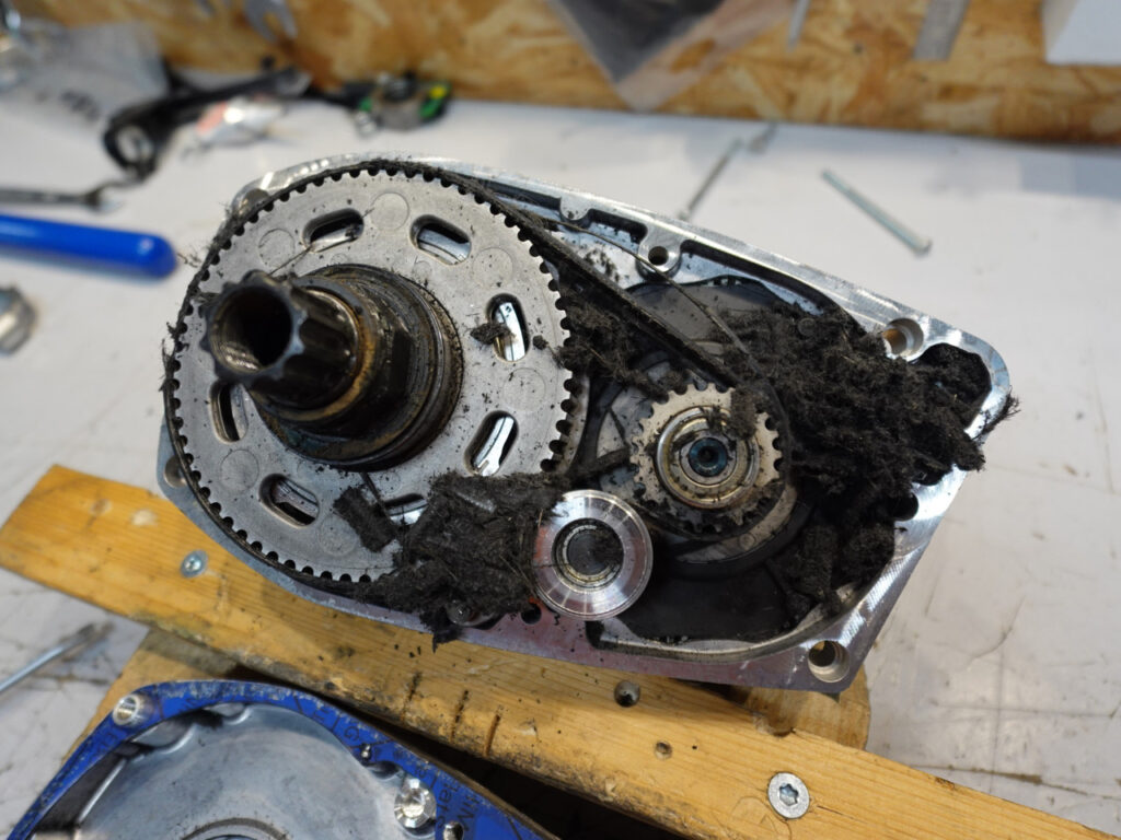 courroie en morceaux dans moteur Brose