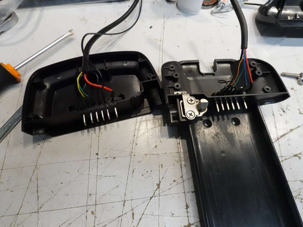 À gauche, le nouveau support de batterie, à droite, l'ancien