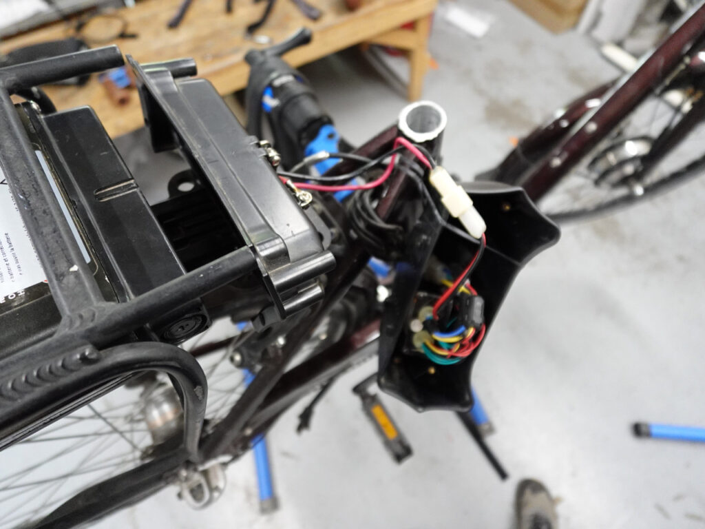 Des fils à inspecter et un tube de selle coupé pour pouvoir descendre la selle encore plus bas
