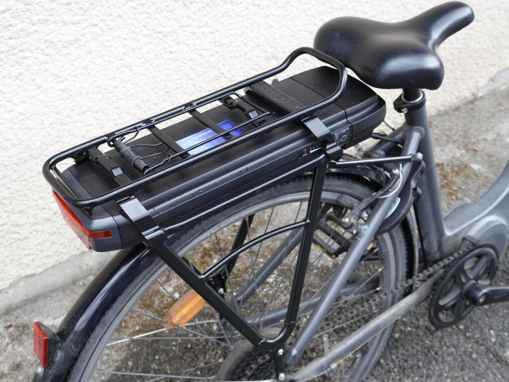 La nouvelle batterie dans le nouveau porte-bagages