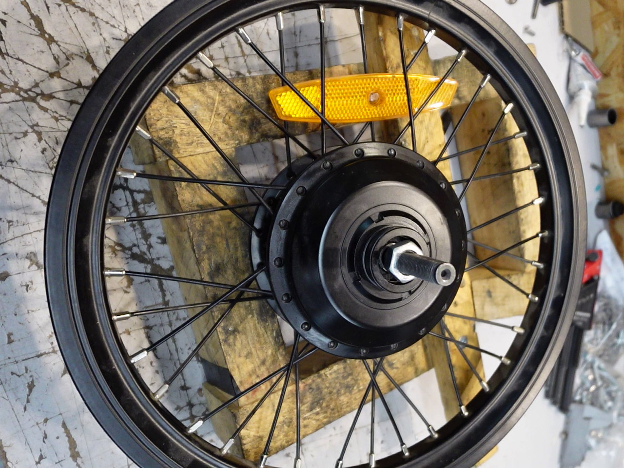 Le moteur dans la roue de ce velo pliant