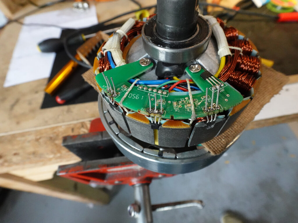 Opération en cours. Il faut encore souder et couper les pattes.